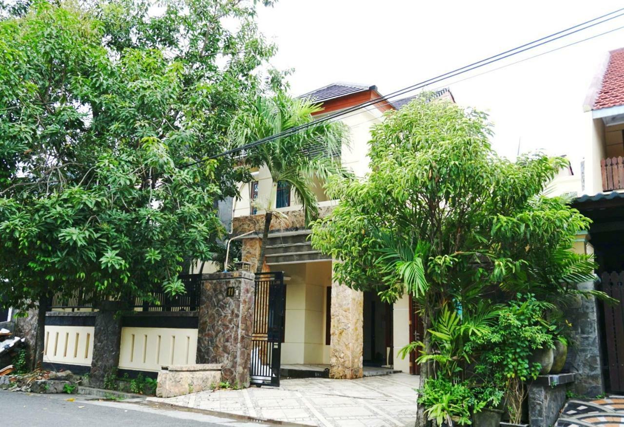 Green Surabaya Homey Exterior photo